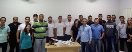 Acadêmicos apresentam trabalho com lançamento de aviões aeromodelos